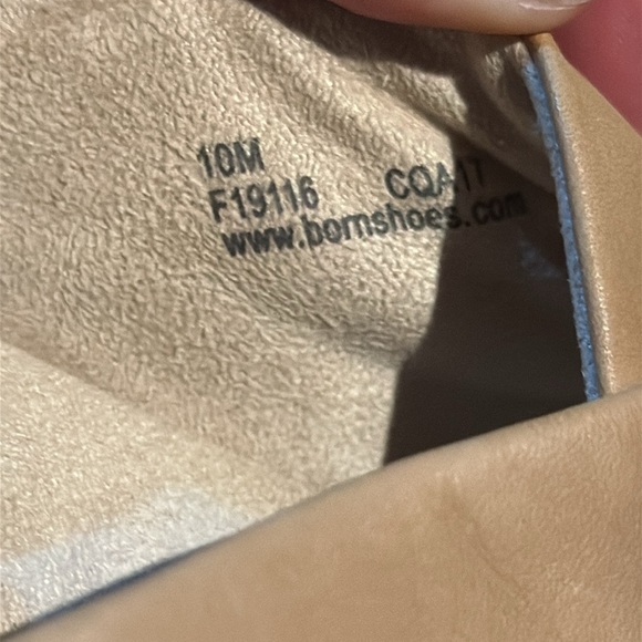 Born NWT Sandals Sling Back 10M Neutral Leather Comfort Vacation Travel Resort - Picture 13 of 13